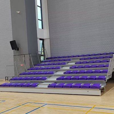 Kerangka baja kursi bleacher retractable dengan kursi dipasang di lantai